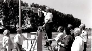 Mit der Enthüllung des Straßenschildes gibt der damalige Bürgermeister Walter Klein das neue Gewerbegebiet „Rott“ zur Bebauung frei.