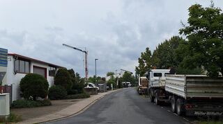 Heutiger Blick in die Carl-Bosch-Straße vom identischen Standort aus gesehen.