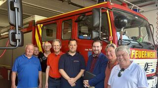 CDU-Landtagsabgeordneter Andreas Sturm (3. v. r.) wird zusammen mit Bürgermeister Dr. Ralf Göck (4. v. l.) vom Feuerwehrkommandant Marco Krupp (Mitte) im Brühler Gerätehaus begrüßt. Mit dabei sind die Brühler CDU-Mitglieder (v. l.) Gerhard Zirnstein, Thorsten Schwarz, Gerald Hock, Wolfram Gothe und Thomas Gessel.