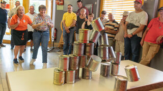 Wer kann alle Büchsen vom Tisch werfen? Keine leichte Aufgabe für die Besucher des Sommerfestes bei der Kolpingfamilie Brühl.