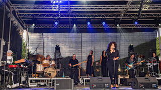 Von romantisch bis rhythmusstark: Andreas Hillesheim (keyboard), Marcel Millot (drums), Sascha Neuhardt (bass), Gordana Kikic (background vocals), Lisa Benjamin (background vocals), Deborah Lee (vocals), Jörg Dudys (guitar) und Angela Frontera (percussion)