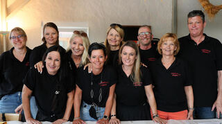 Das Team am Getränke- und Kuchenstand verwöhnt die Besucher: Simone Hörner (hinten v. l.), Jule Oswald, Heike Hofmann, Birgit Seemann, Michael Meyer und Hannes Simon. Jutta Sucietto (vorne v. l.), Sabine Meyer, Renata Binschädel und Anette Baust.