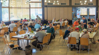 Ein gemütliches Beisammensein bei Kaffee und Kuchen eröffnet im Brühler Pfarrzentrum das inklusive Sommerfest der Kolpingfamilie.