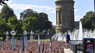 Die Fans des SV Waldhof Mannheim versammelten sich am Sonntagnachmittag am Wasserturm, bevor sie sich im Zuge ihres Fanmarsches auf den Weg zum Carl-Benz-Stadium machten.