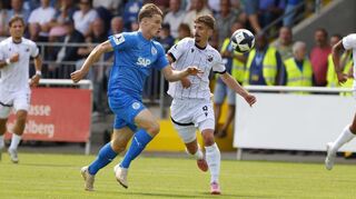 Felix Kendel (l.) und Astoria Walldorf bezwingen den SV Sandhausen mit Niklas Tarnat (r.) deutlich mit 4:0.