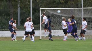 Der Schwetzinger Torschütze zum 1:0 Desmond Okoye (Nr. 17) beförderte denBall per Kopf ins Eppelheimer Tor.