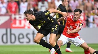 Kölns Eric Martel (l) blockt den Mainzer Paul Nebel ab.