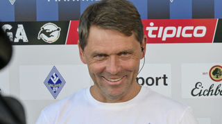 Grund zu Freude: Der neue Trainer des SV Waldhof Mannheim, Luc Holtz, legt ein gelungenes Debüt gegen Viktoria Köln hin.