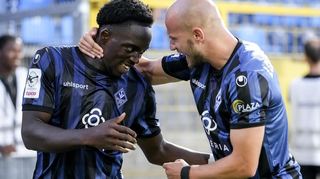 SV-Waldhof-Mannheim-Torschütze Kennedy Okpala (li.) lässt sich von Stürmerkollege Felix Lohkemper zum 2:0 gegen Viktoria Köln beglückwünschen.