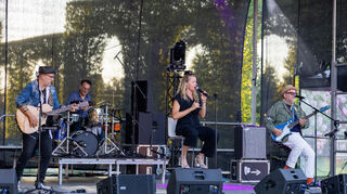 Wolli Sing an der Gitarre (v. l.), Silvio Groß an den Drums, Anna Minges am Mikrofon und der Bandleader Ollie Rosenberger am Bass und Gesang bei Sommer im Schloss.