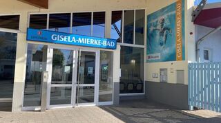 Der Eingang vom Gisela-Mierke-Bad in Eppelheim.
