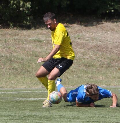 Der zweifache Torschütze von Ketsch II Nils Haubrich beim 3:2-Pokalsieg gegen SC Käfertal oben auf.