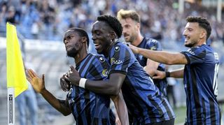 Matchwinner unter sich: Adama Diakhaby (li.) lässt sich von Kennedy Okpala nach dem 1:0 feiern. Okpala traf später noch zum entscheidenden 2:0.