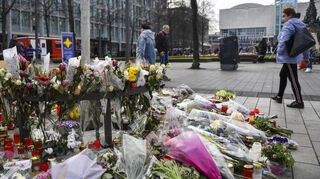 Blumen haben an den Tagen nach der Mannheimer Amokfahrt an die Tat erinnert.