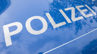 Eine 37-Jährige verursachte am Sonntag in Mannheim zwei Unfälle und beging Unfallflucht. Sie stand unter Alkoholeinfluss.