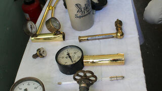 Neben Bierkrügen besitzt Martin Keßler auch einige Messinginstrumente aus der längst abgerissenene Schwanen-Brauerei.