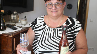 Simone Schleier hat eine kleine Privatsammlung rund um das „Schwetzinger Schwanengold“, darunter auch Motivgläser und Bierflaschen der Brauerei, die vor fast einem halben Jahrhundert geschlossen wurde.