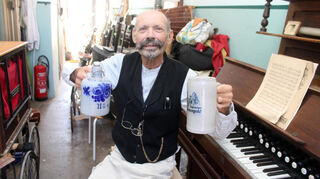 Martin Keßler ist „Ur-Schwetzinger“ und besitzt nicht nur ein umfangreiches Wissen über die Geschichte seiner Heimatstadt, sondern auch zahlreiche Erinnerungsstücke, wie original Bierkrüge und Gläser der Schwanenbrauerei.