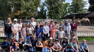 Die Ferienkinder genießen den Besuch im Heidelberger Zoo - hier bei den Kamelen.