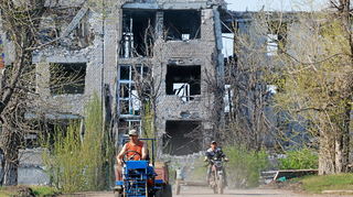 Zerstörtes Haus in Toschkiwka in der von Russland annektierten Region Luhansk.