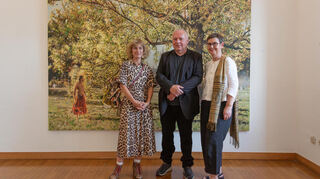 Künstlerin Anna Lena Straube sowie Dietmar Schuth und Patricia Hempel vom Kunstverein vor dem Gemälde „M 2“ aus dem Bilderzyklus Renaissance 8.