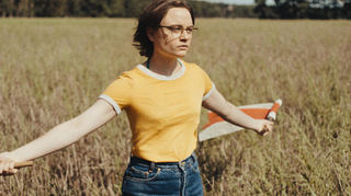 Lena Urzendowsky als Angelika in einer Szene aus dem Film „In die Sonne schauen“, der jüngst zum deutschen Oscar-Aspiranten gekürt wurde.