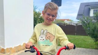 Die kleine Sophia ist 5 Jahre alt und leidet an einem seltenen Gendefekt. Ihre Eltern sammeln mit ihrem gemeinnützigen Verein Geld, um die Erforschung der Krankheit voranzutreiben.