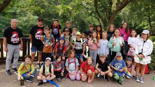 Nur selten sind die Kinder und Jugendlichen beim Ausflug mit dem Sportverein Rohrhof so ruhig, wie beim gemeinschaftlichen Foto.
