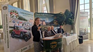 Schwetzingens Erste Bürgermeisterin Lisa Schlüter freut sich über die 21. ASC-Classic-Gala im Schlosspark und die 10. ECOmobil-Gala. Im Hintergrund v.l.: Johannes Hübner, Hans Hedtke und Wolfgang Gauf.