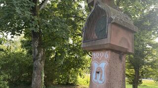 Die älteste Darstellung des Brühler Hufeisens findet sich in der Nachbarstadt Schwetzingen auf einem alten Bildstock von 1496.