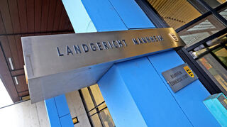 Drei Männer und eine Frau müssen sich vor dem Mannheimer Landgericht wegen illegaler Einschleusung von Arbeitskräften verantworten.