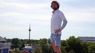 Stephan Alfter, Reporter beim Mannheimer Morgen in der Metropolregion Rhein-Neckar, freut sich über Menschen, die mit ihm durch die Rheinebene wandern und live dabei sind, wenn Geschichten erzählt werden.