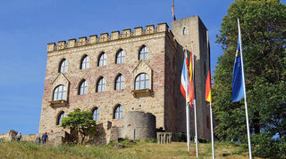 Ausgangspunkt der Wanderung ist das Hambacher Schloß oberhalb von Neustadt am Rande des Pfälzerwaldes. An der „Wiege der Demokratie“ beginnt die Tour und führt zunächst Richtung Herxheim am Berg.