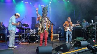 Der Festivalgründer ist zurück: Drummer Mani Neumeier (85, hier in seiner Paraderolle im Song "Elektrolurch" wird beim Comeback seiner Band Guru Guru in Finkenbach intensiv gefeiert.