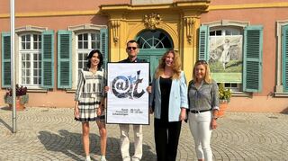 Künstlerin Kerstin Neumann (v.l.) präsentiert mit Stadtmarketing-Geschäftsführer Oliver Engert und den Jurymitgliedern Alexandra Ulrich und Sylvia Hitter das neue Logo vor.