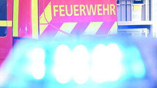 In Waldsee hat es gebrannt. Polizei und Staatsanwaltschaft ermitteln wegen Brandstiftung und suchen nach Zeugen (Symbolbild).