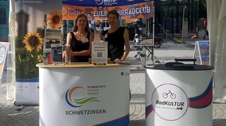 Die Mitarbeiterinnen des Büros für Klimaschutz freuen sich bei der Ecomobil-Gala über viel Besuch.