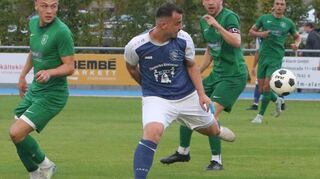 Der Brühler Torschütze vom Dienst, Milot Berisha (Mitte) ging zwar leer aus, dennoch gewann sein Team mit 2:0.