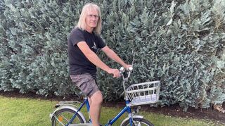 Ralf Fischer auf seinem Lieblingsklapprad mit einem besonderen Korb und einem Spiegel aus den 70er-Jahren.