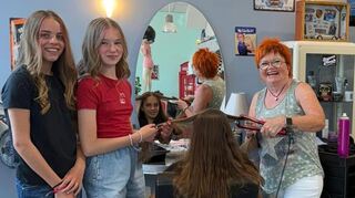 Bei „Hairfashion“ gingen sich die Teilnehmerinnen des Brühler Ferienprogramms auf Einladung des Gewerbevereins zusammen mit Chefin Angelika Dauth in die Haare.