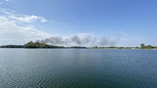Am Mittwochnachmittag war vom Kollersee aus eine Rauchfahne über dem Campingplatz in Otterstadt zu sehen.