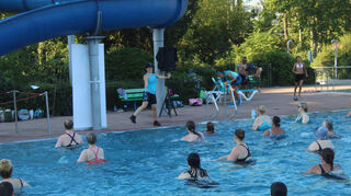 Zumba-Trainerin Tanja Leiser macht am Beckenrand des Brühler Freibades vor, wie es geht.