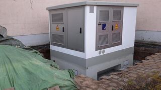 Am Rewe-Parkplatz steht die Trafostation schon seit November, jetzt soll sie ans Netz angeschlossen werden.