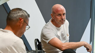 Marco Antwerpen (r.) und Frank Döpper, ehemalige Trainer des Drittligisten VfL Osnabrück, haben zu Beginn der mündlichen Verhandlung des DFB-Sportgerichts am DFB-Campus im Verhandlungsraum Platz genommen.