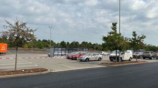 Die Zufahrten zu den Parkplätzen sind neu asphaltiert und damit wieder in tadellosem Zustand.