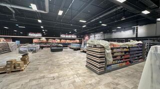 Die ersten Waren werden schon in die Regale des neuen Scheck-in-Centers in Brühl eingeräumt.