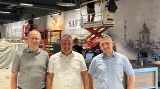 Eröffnungsexperte Albert Doll, Geschäftsführer Christoph Scheck-Berger und Marktleiter Sven Lempke beim Rundgang im neuen Scheck-in-Markt in Brühl.