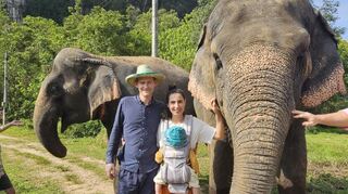 In Thailand ist die Babytrage ein ständiger Begleiter der Familie.