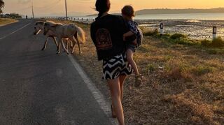 Ein Spaziergang in den Sonnenuntergang darf auf Reisen nicht fehlen.