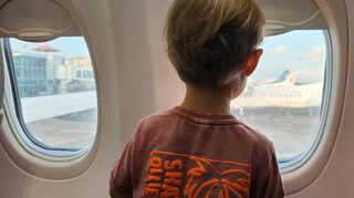 Der Zweijährige beobachtet gespannt das Geschehen am Flughafen.
